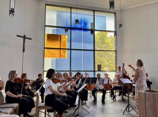 Bild des Orchesters in der Christuskirche Poing beim Matinee am 28.06.2026