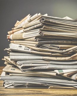 Stapel Altpapier aus alten Zeitungen