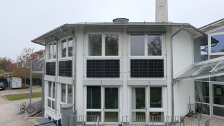 Gebäude der Christuskirche mit den neu montierten Solarpaneelen 