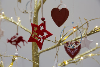 Zweige mit Weihnachtsschmuck