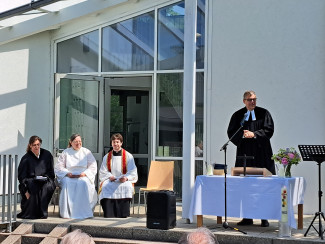 Gottesdienst am Pfingstmontag 2025. Geistlichkeit von links nach rechts: Relpäd Simone Scherer, Gemeindereferentin Ariane Helfer, Pfarrer Jaspar Gülden, Pfarrer Michael Simonsen
