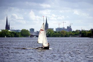 Segelboot auf der Alster in Hamburg