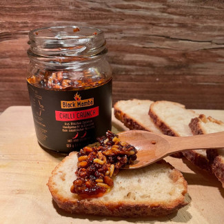 Scheibe Brot mit neuem Aufstrich aus dem Weltladen